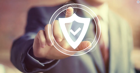 Mann zeigt mit 2 Fingern auf ein Security Symbol