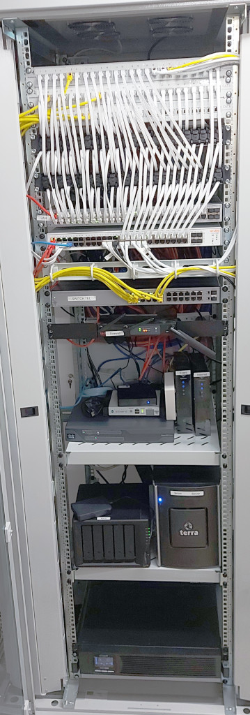 Professioneller Serverschrank und Netzwerkinfrastruktur - FIVO e.U.
